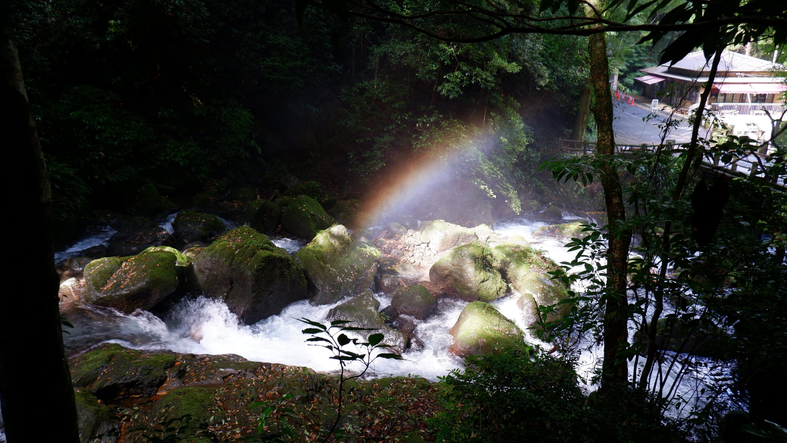 虹の見える滝